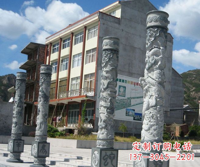 湖北以龙柱为原型的十二生肖石雕