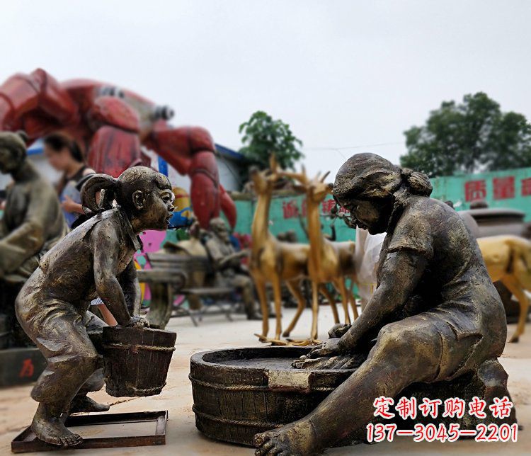 湖北注重传统的母爱——广场铜雕母亲洗衣服小品雕塑