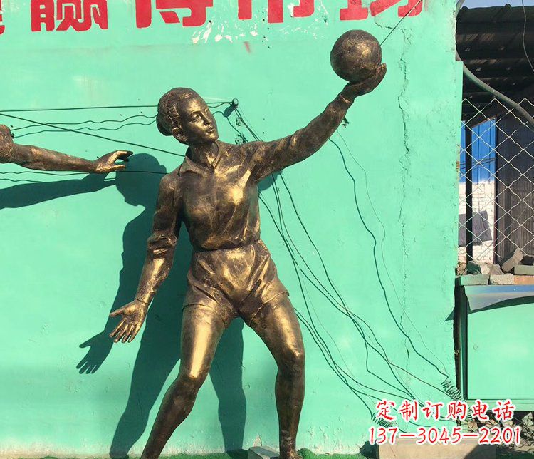 湖北中领雕塑:学生运动的赞美——精美铜雕学生人物排球雕塑