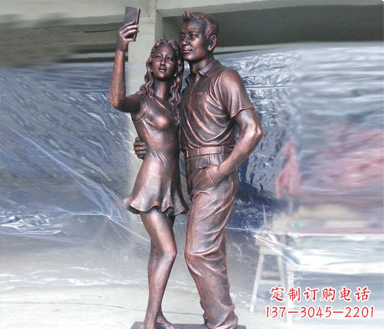 湖北广场铜雕情侣拍照人物雕塑