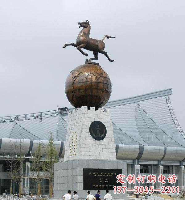 湖北广场站在地球上的马景观铜雕