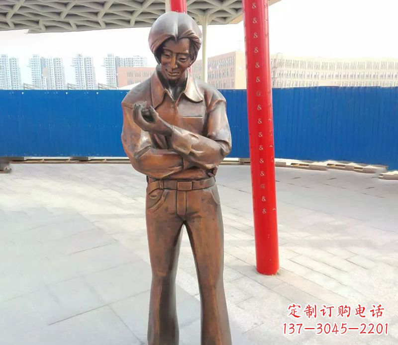 湖北广场中年女人人物铜雕