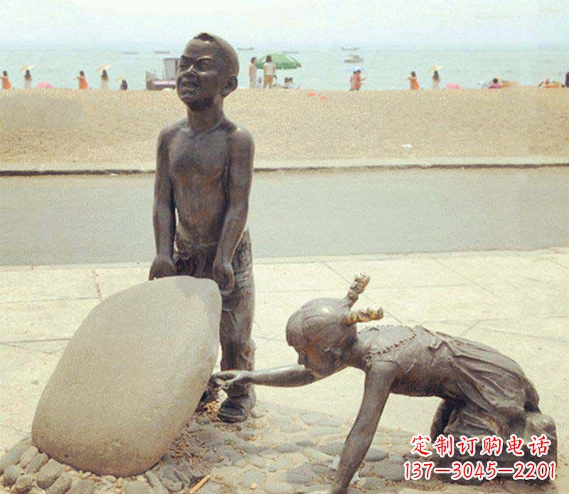 湖北海边抬石头的小孩景观铜雕