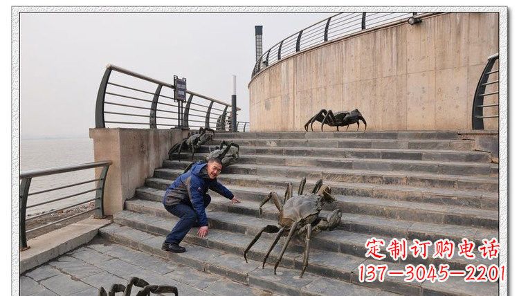 湖北海边铜螃蟹雕塑是由中领雕塑定制生产的一款…