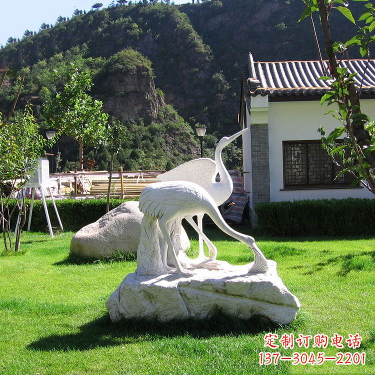 湖北仙鹤石雕公园草坪动物雕塑