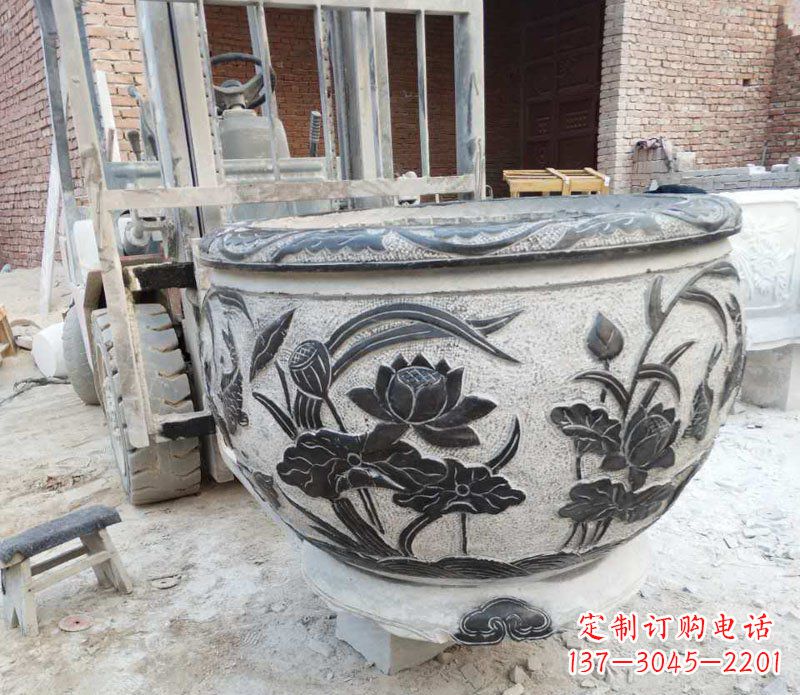 湖北中领雕塑青石荷花水缸雕塑以其独特的设计、…