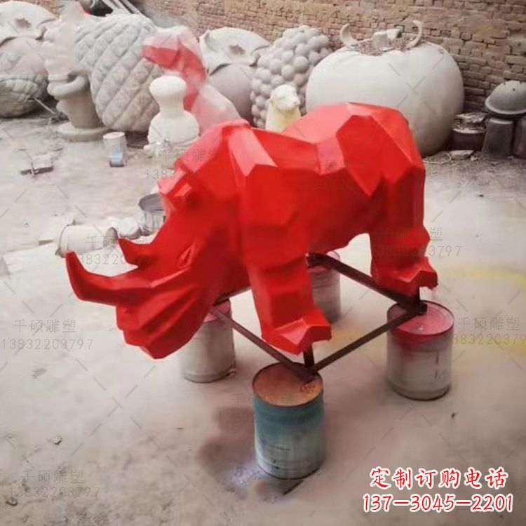 湖北红色几何切面抽象犀牛雕塑