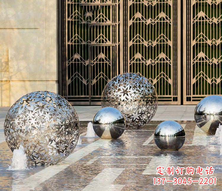 湖北欣赏自然的美：不锈钢花形镂空球喷泉雕塑
