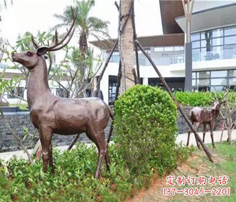 湖北艺术大师铸造的精美梅花鹿雕塑