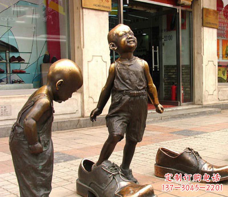 湖北街边穿大鞋的小孩铜雕