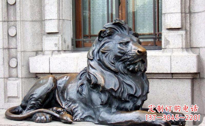 湖北街边卧着的狮子景观雕塑