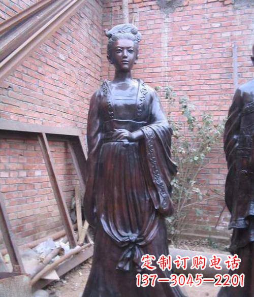 湖北汹涌波澜中的李清照雕塑