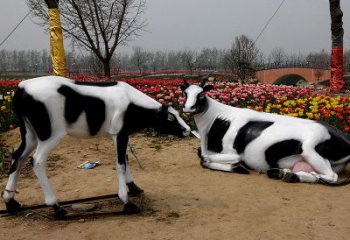 湖北室外仿真动物雕塑-奶牛，为您打造精美细腻的艺术品