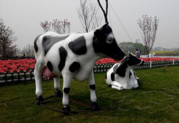 湖北真实农场气息的户外仿真奶牛雕塑