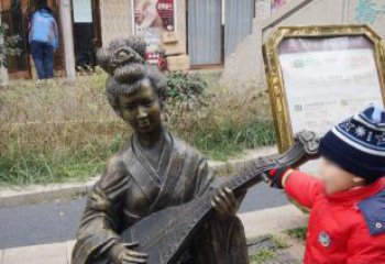 湖北街边弹琵琶的古代美女雕塑