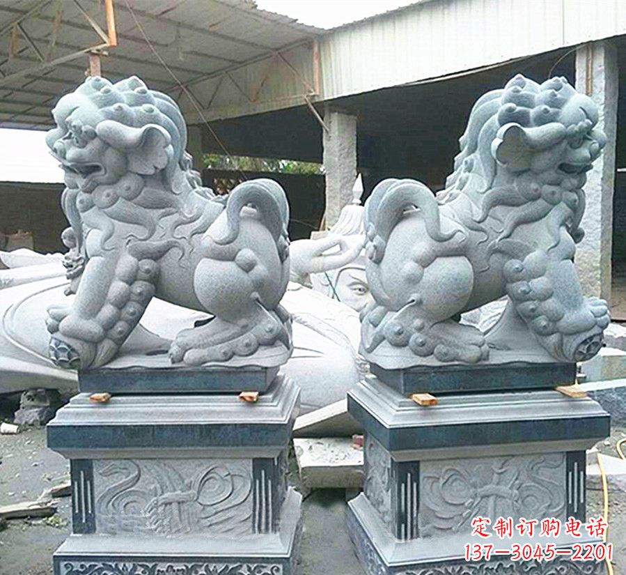 湖北南方狮子献钱狮石雕