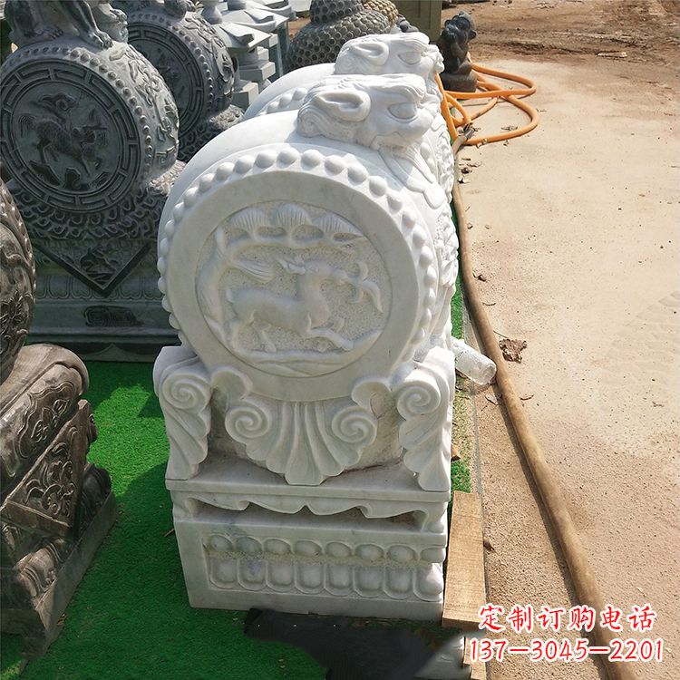 湖北青石门墩石带浮雕是由领雕塑定制制作的一款…