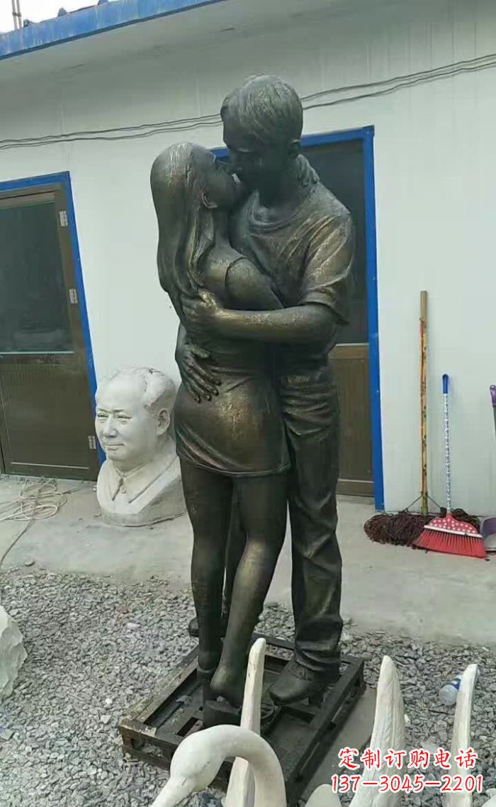 湖北无尽浪漫,情侣雕塑表达爱意