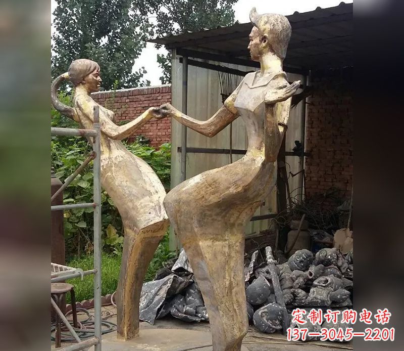 湖北情侣跳舞广场景观铜雕