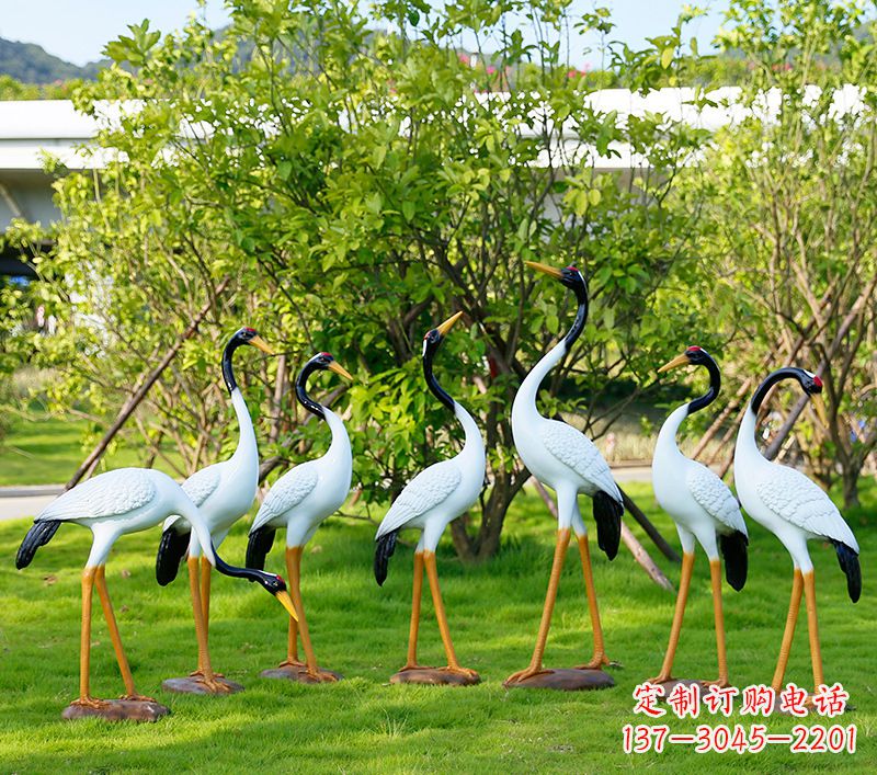 湖北若尔盖草原仙鹤雕塑