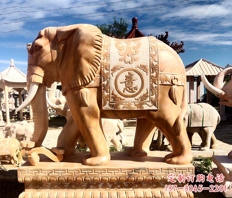 湖北精致多姿的大象雕塑