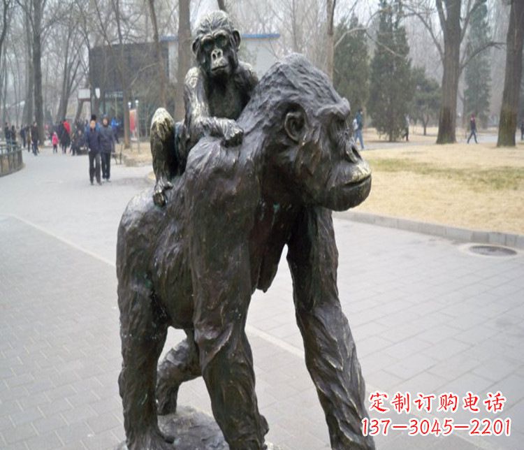 湖北多姿多彩的猩猩雕塑
