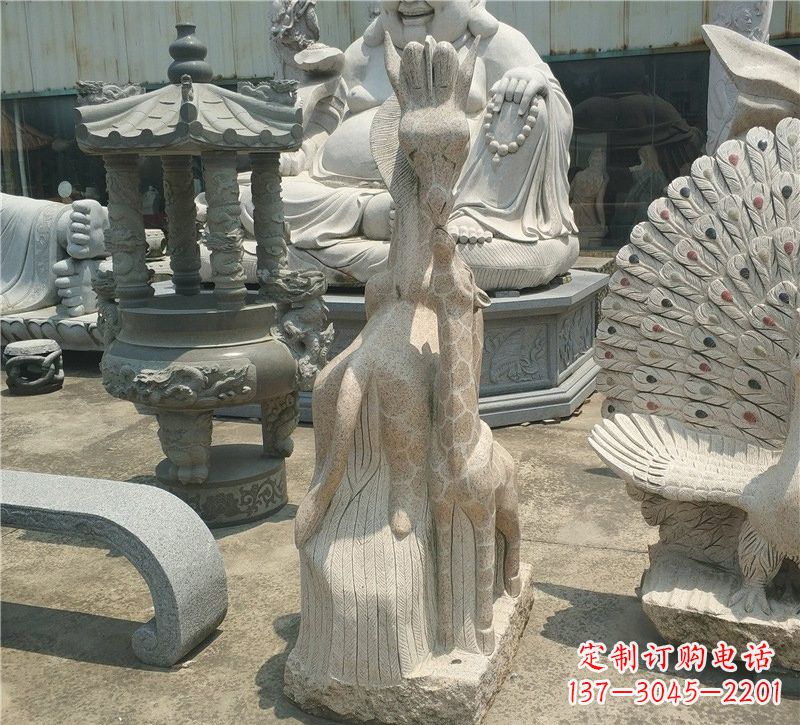 湖北高贵优雅的长颈鹿雕塑