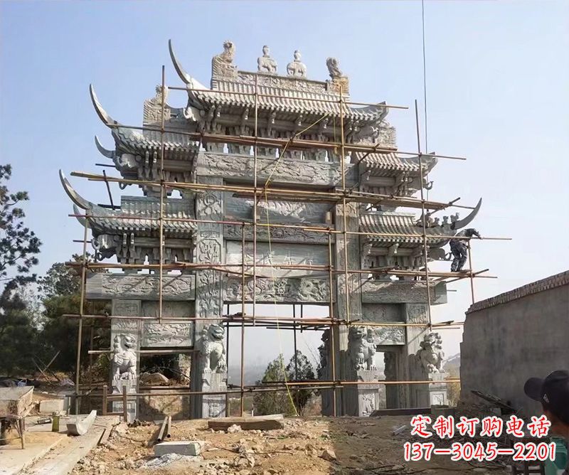 湖北石牌坊外东侧的龙凤雕塑