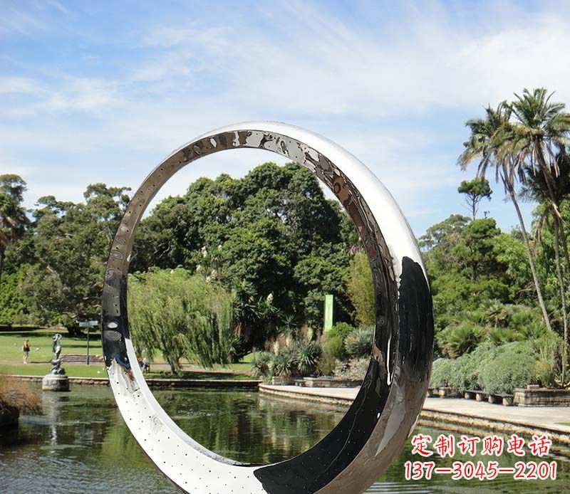 湖北水景不锈钢镜面圆环雕塑