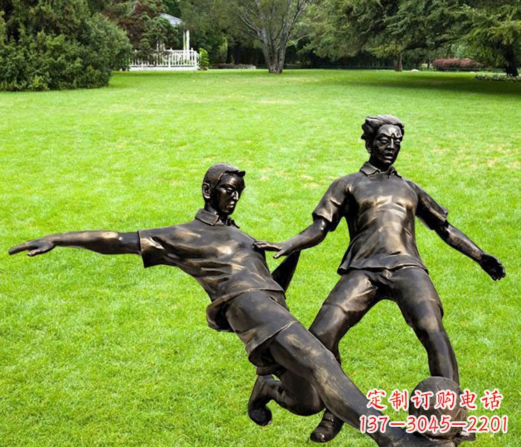 湖北踢足球的人物铜雕