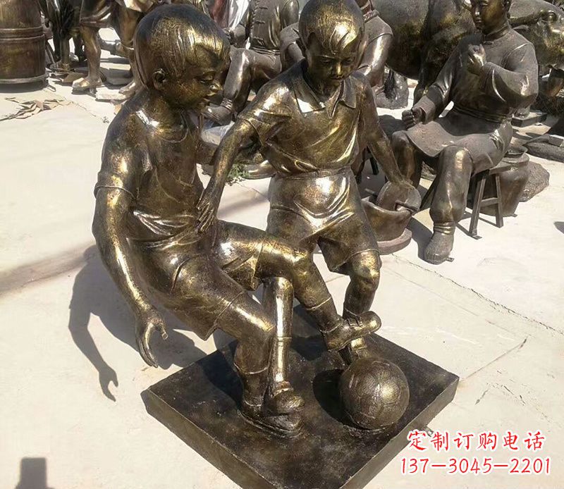 湖北踢足球的儿童铜雕