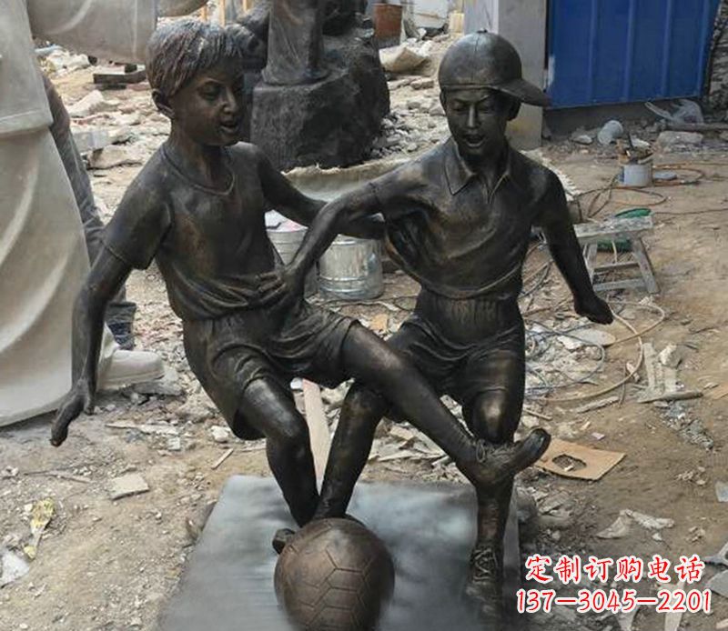 湖北踢足球公园人物铜雕
