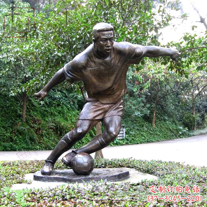 湖北踢足球铜雕体育运动人物雕塑