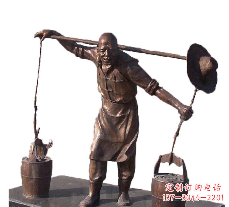 湖北挑扁担的老人铜雕