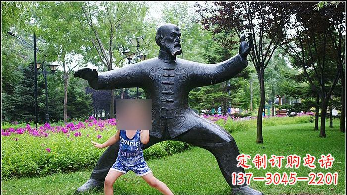 湖北铜雕打太极拳的老人