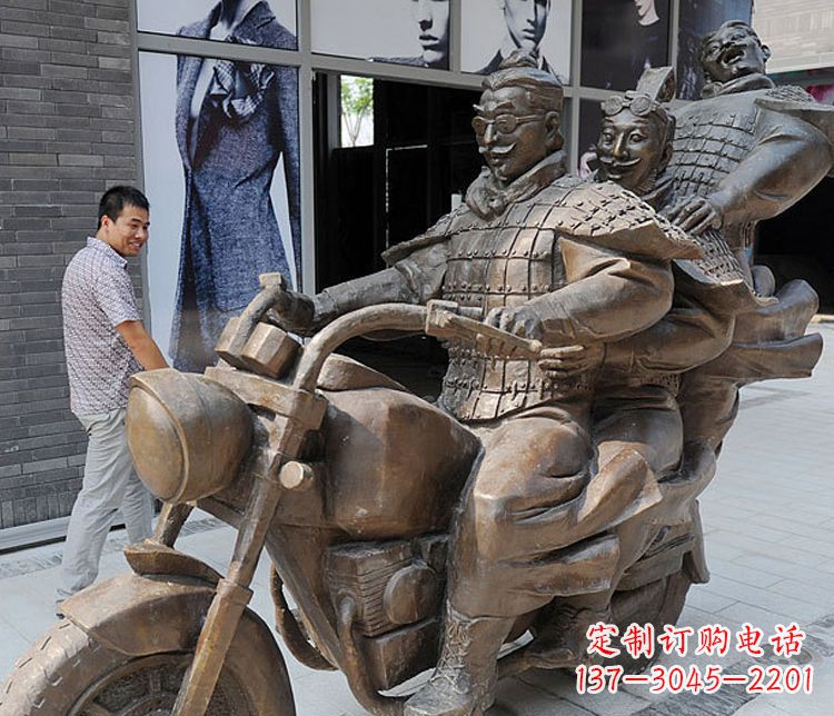 湖北铜雕街头骑摩托人物雕塑