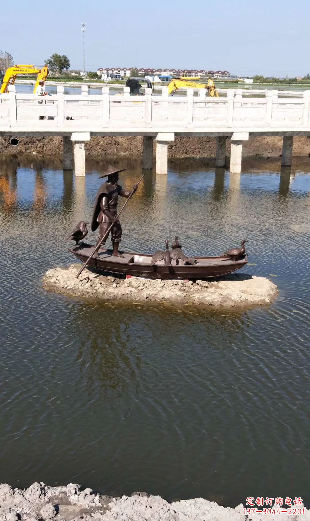 湖北铜雕渔夫撑船打鱼雕塑 湖边景观雕塑