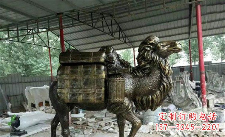 湖北拖行李的骆驼动物铜雕 (2)