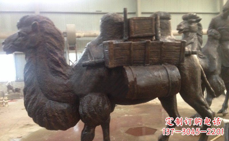 湖北驮着东西的骆驼公园动物铜雕