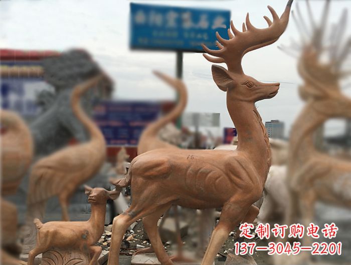 湖北晚霞红动物驯鹿公园石雕