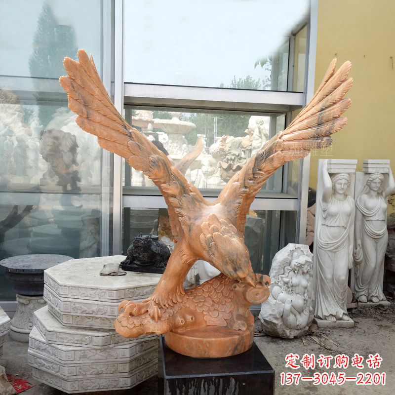 湖北晚霞红老鹰石雕塑