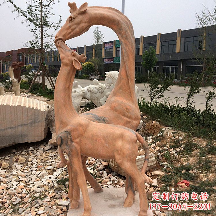 湖北晚霞红石雕长颈鹿-校园公园母子亲情景观雕塑