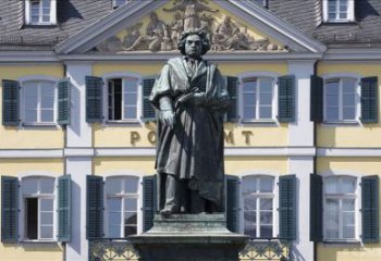 湖北世界名人欧洲古典主义时期著名作曲家贝多芬景区广场铜雕塑像