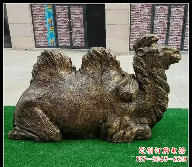 湖北卧在草地的骆驼铜雕