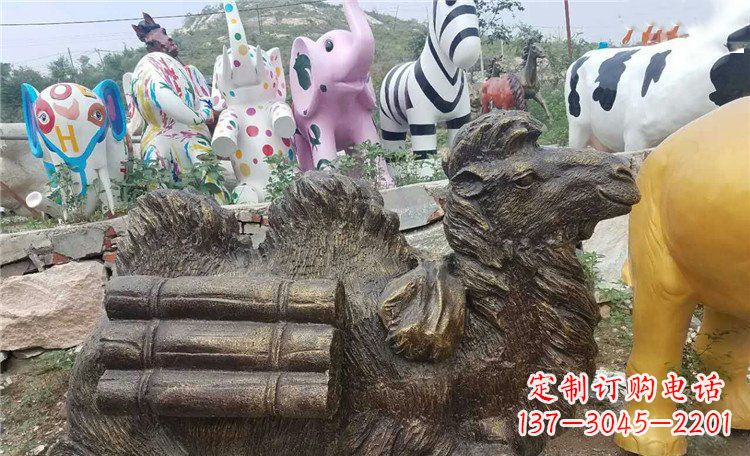 湖北卧着的骆驼动物铜雕 (2)
