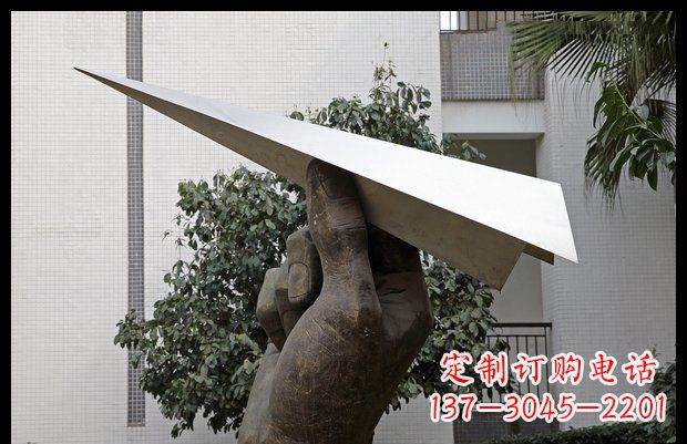 湖北小区不锈钢手拿纸飞机雕塑