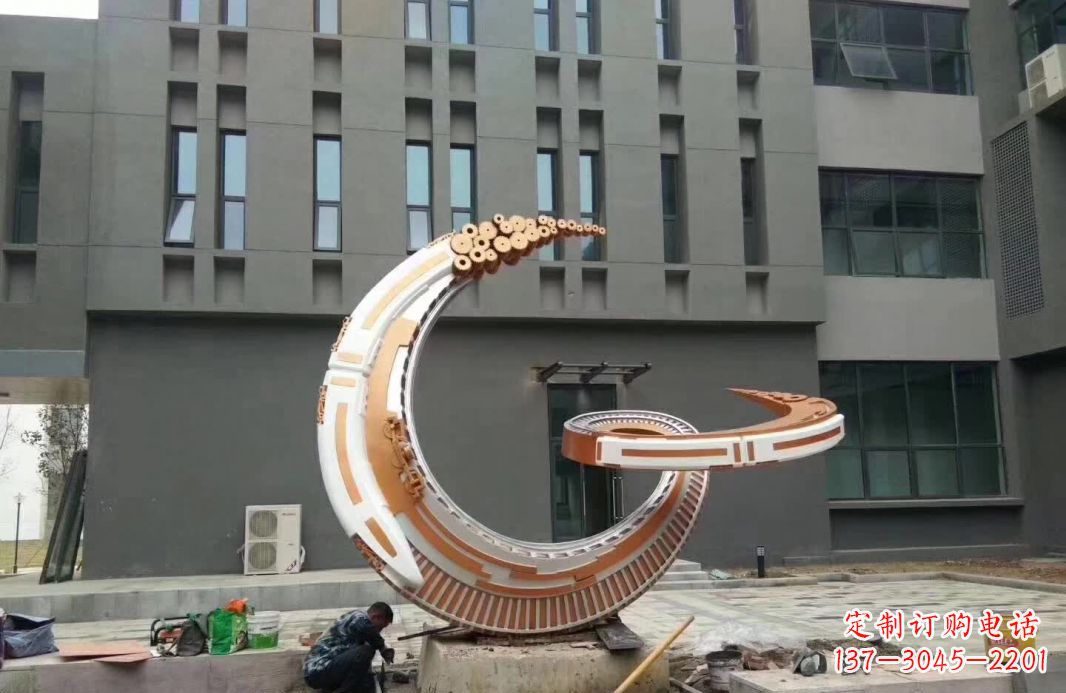 湖北小区抽象不锈钢月亮雕塑