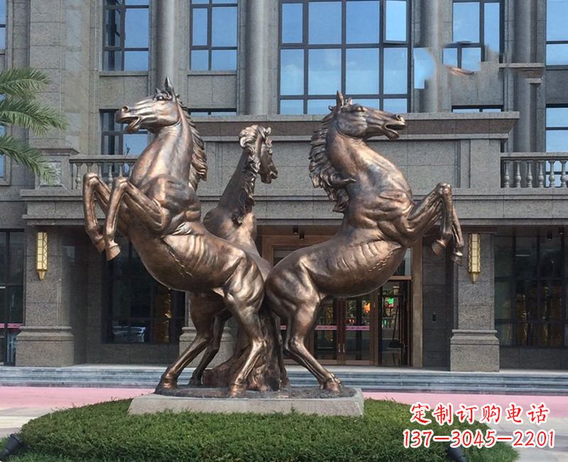 湖北小区立马铜雕