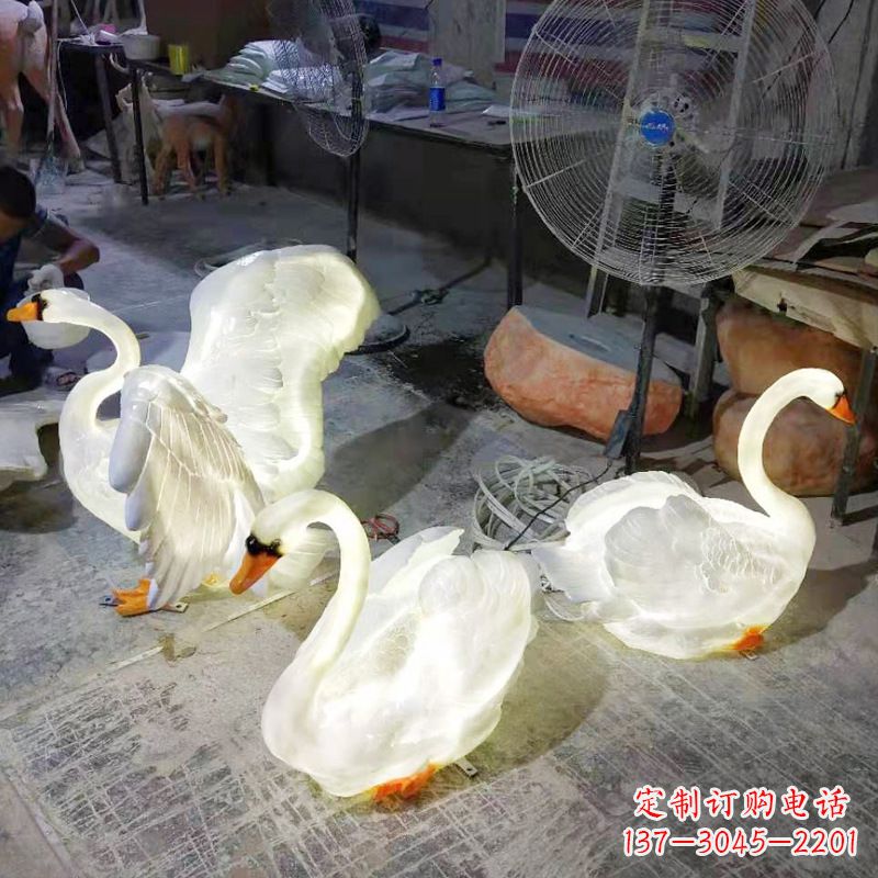 湖北小区园林草坪发光天鹅景观雕塑摆件