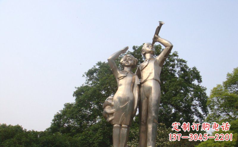湖北校园吹军号敬礼的小学生人物景观铜雕